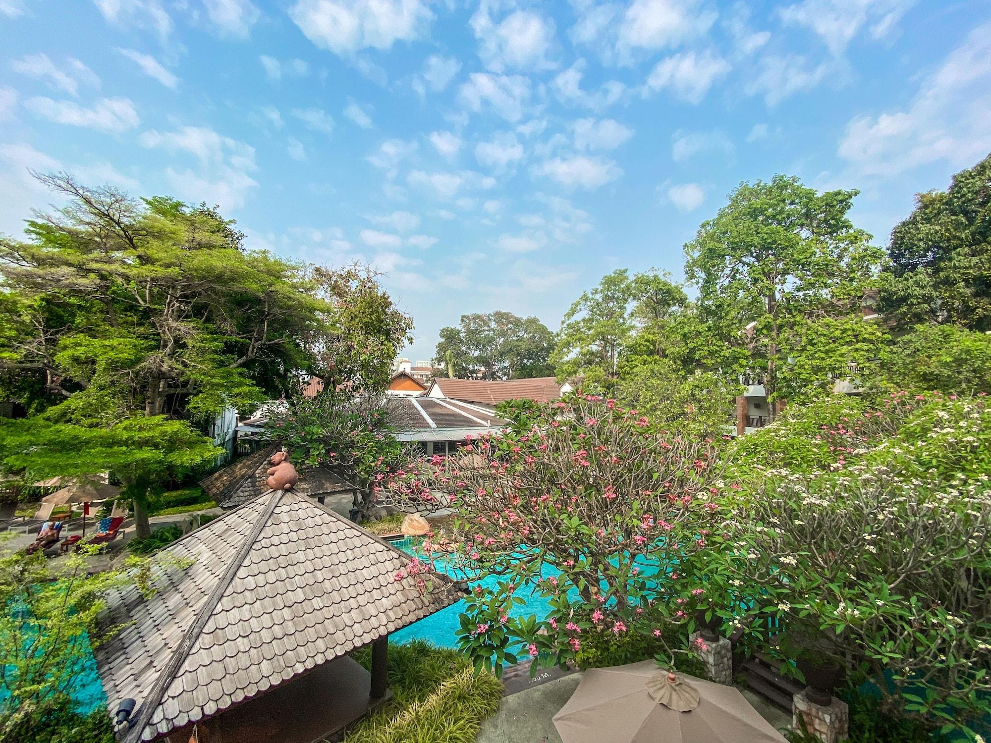 Woodlands Hotel And Resort Паттайя Экстерьер фото